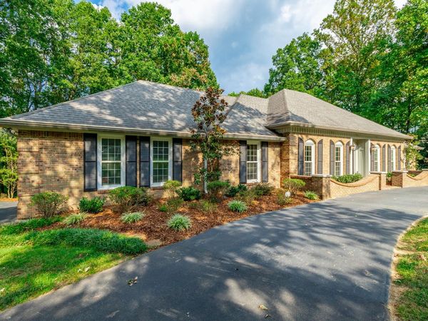 15 Grayswood Hill Road, Signal Mountain, TN 37377