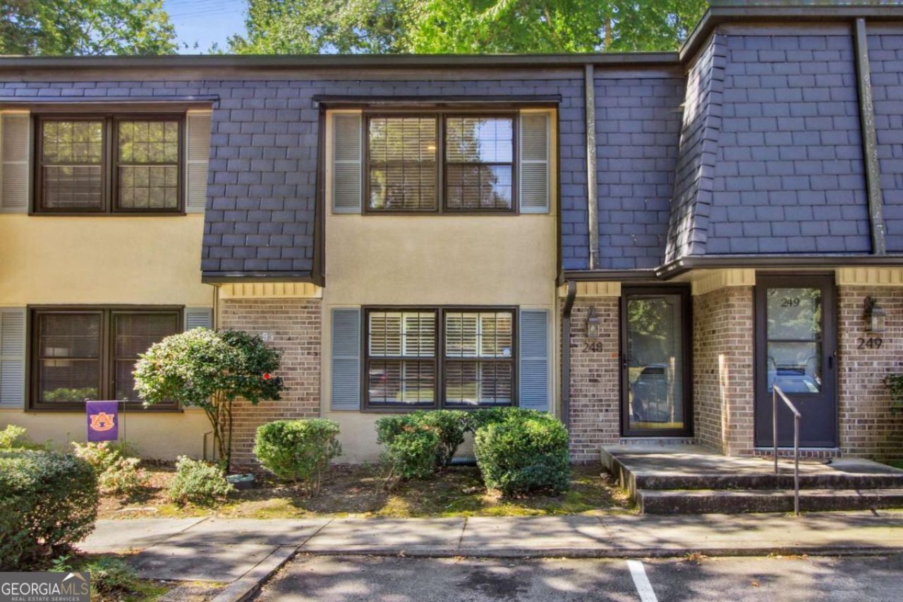 248 Triumph Drive Nw, Atlanta, GA 30327 Main Photo