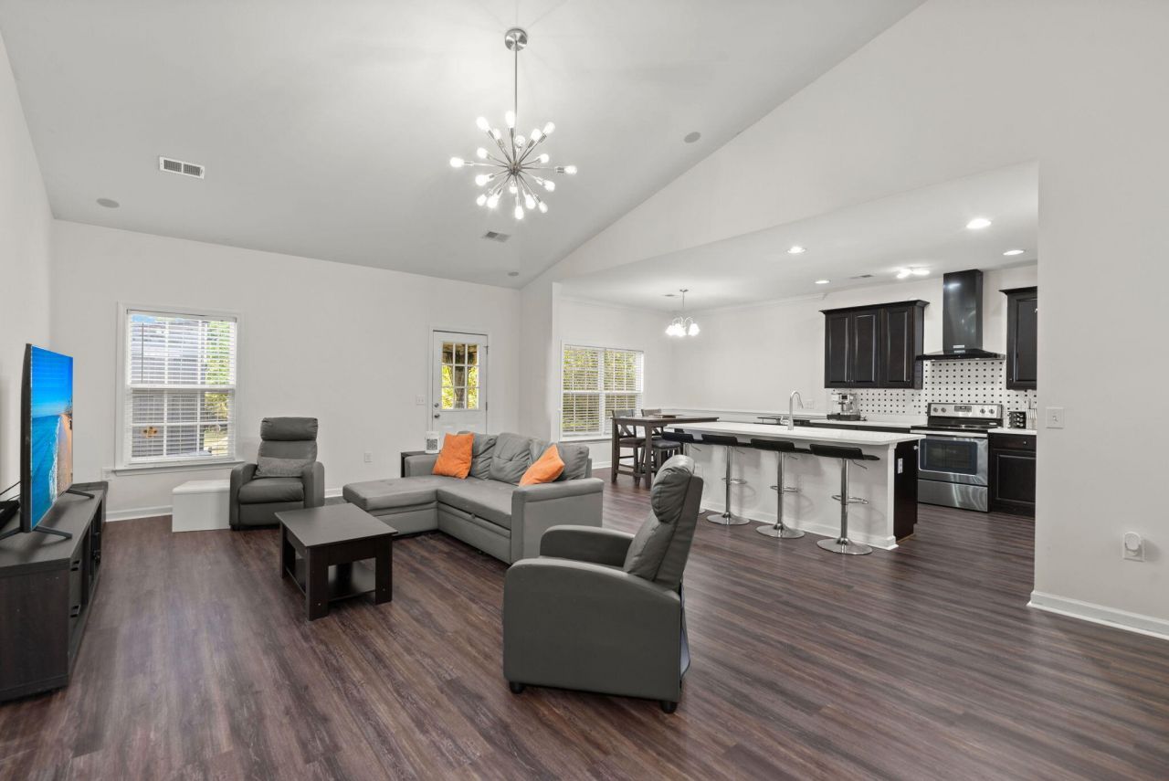 8127 Saveur Lane Photo 4