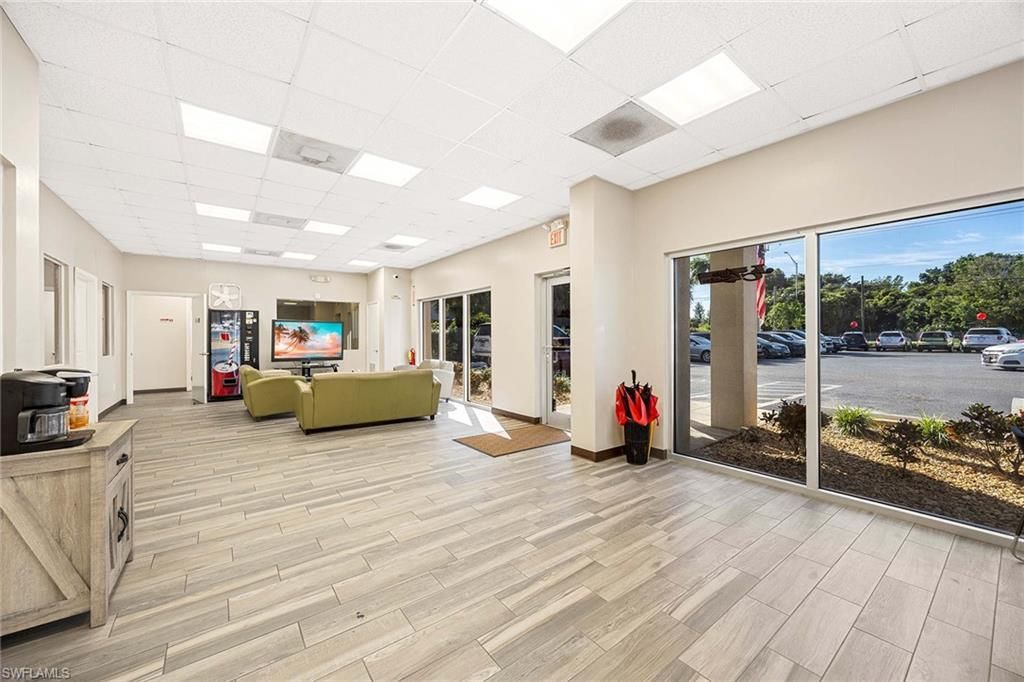 1701 Pine Ridge Rd, Naples, FL 34109 Photo