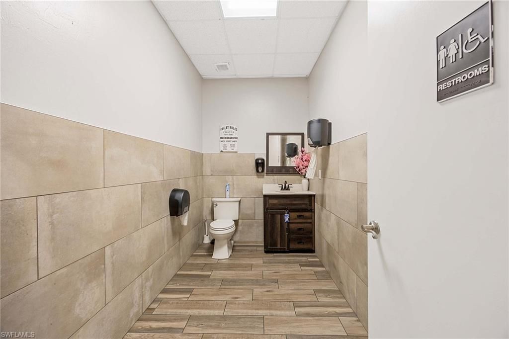 1701 Pine Ridge Rd, Naples, FL 34109 Photo