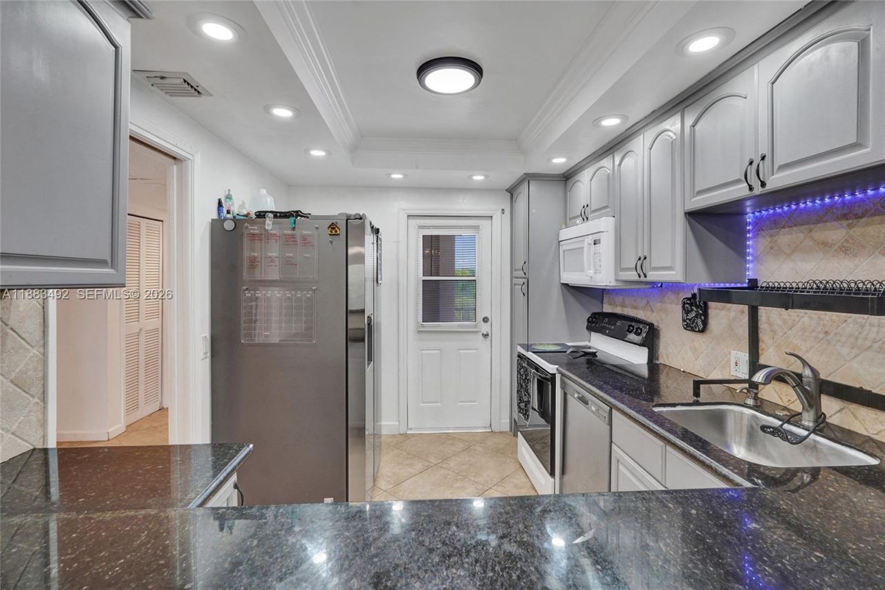 3150 N Palm Aire Dr, Unit 501, Pompano Beach, FL 33069 Photo