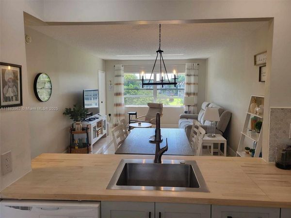 4700 NW 35th St, Unit 610, Lauderdale Lakes, FL 33319