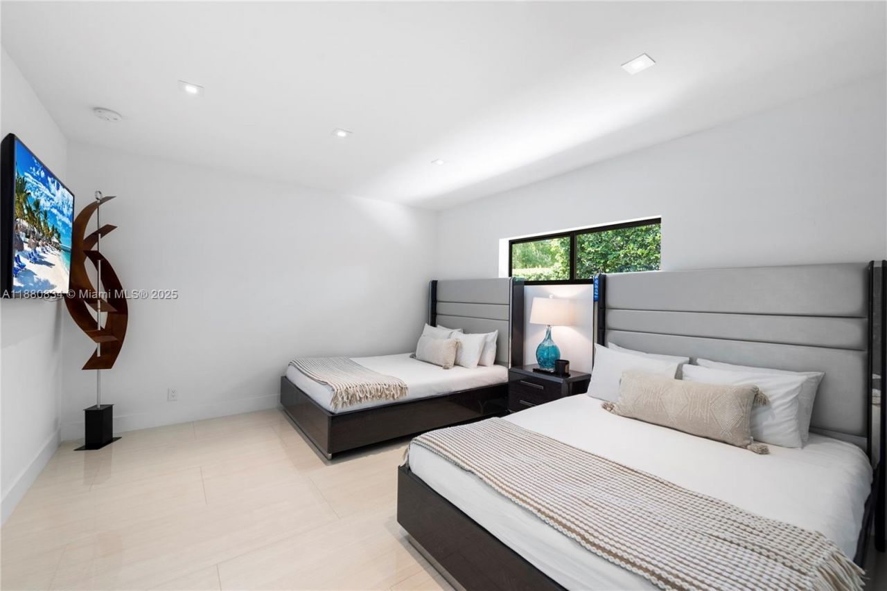 1025 Diplomat Parkway, Hollywood, FL 33019 Photo