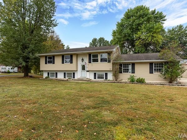 904 W Miller Drive, Staunton, IL 62088