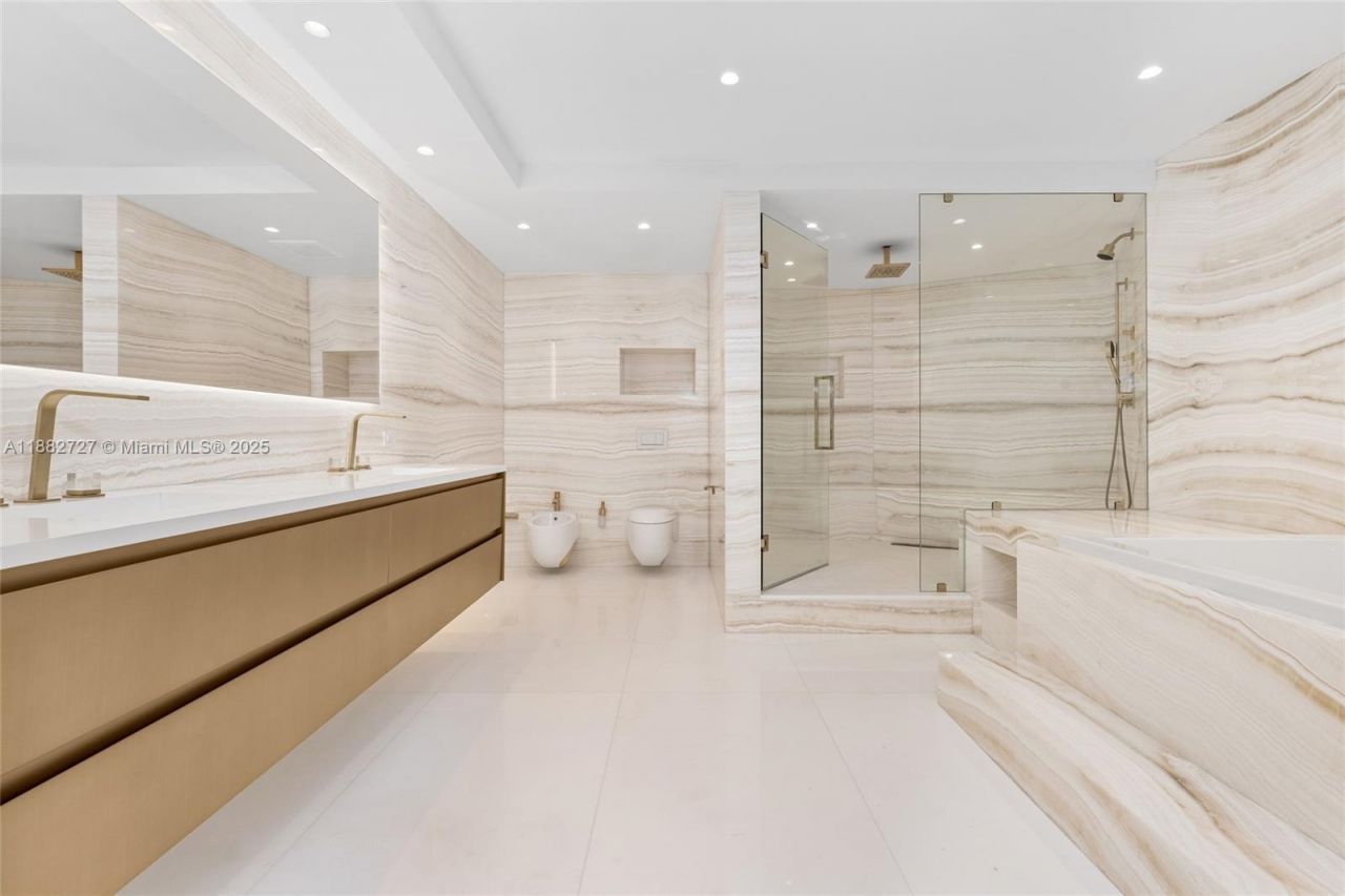 300 S Pointe Dr, Unit PH-5, Miami Beach, FL 33139 Photo