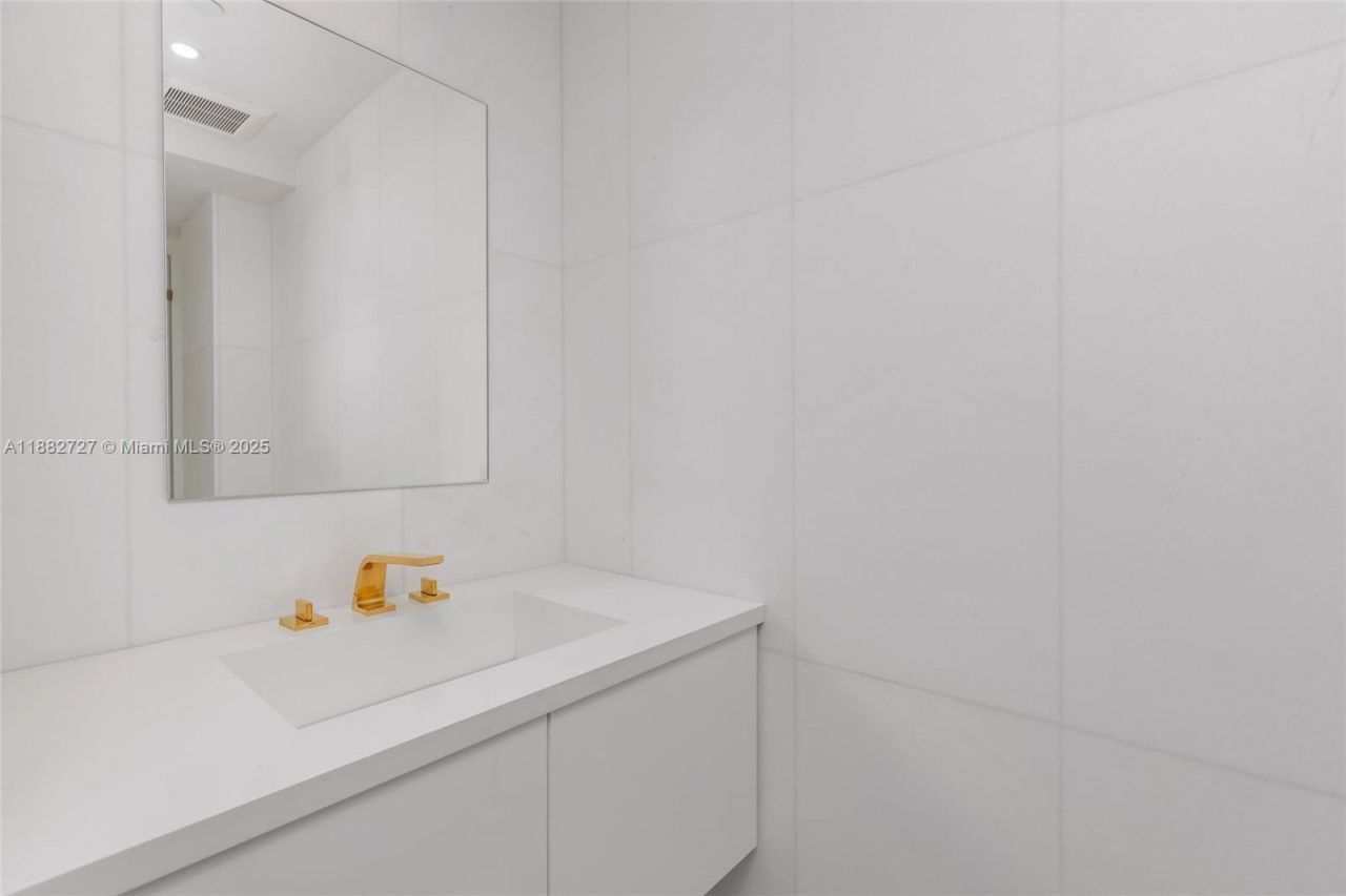 300 S Pointe Dr, Unit PH-5, Miami Beach, FL 33139 Photo