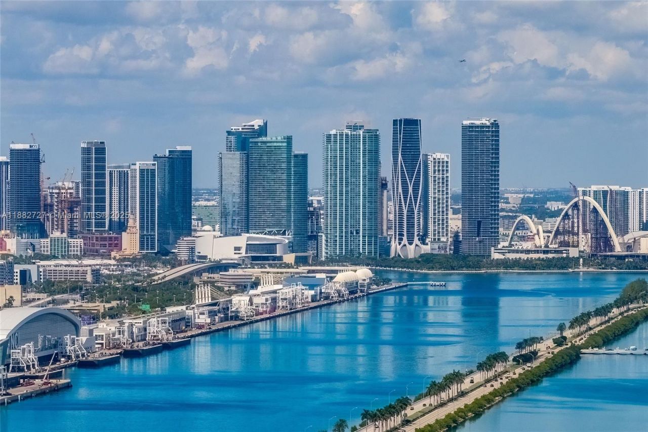 300 S Pointe Dr, Unit PH-5, Miami Beach, FL 33139 Photo