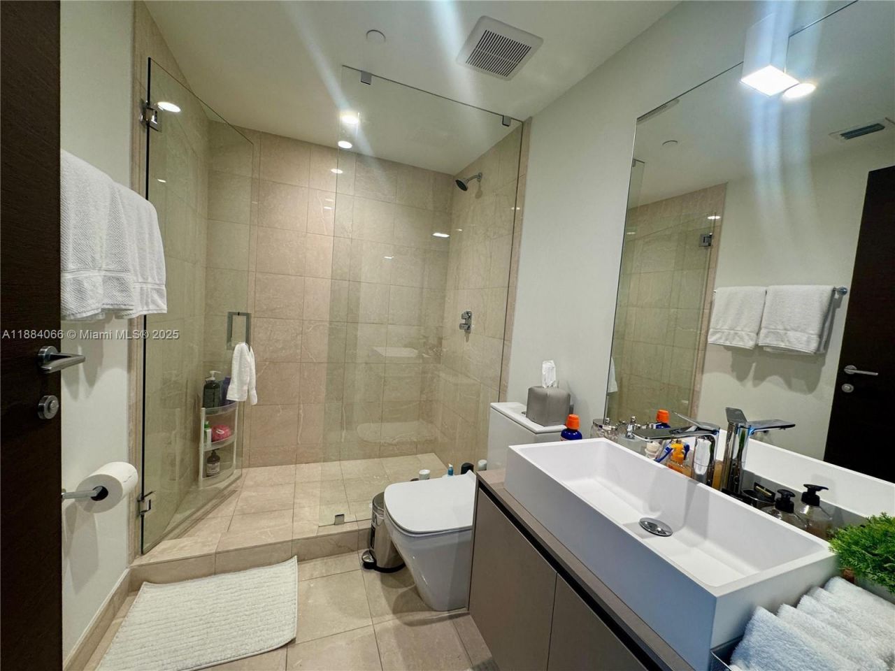 1000 Brickell Plz, Unit 3302, Miami, FL 33131 Photo