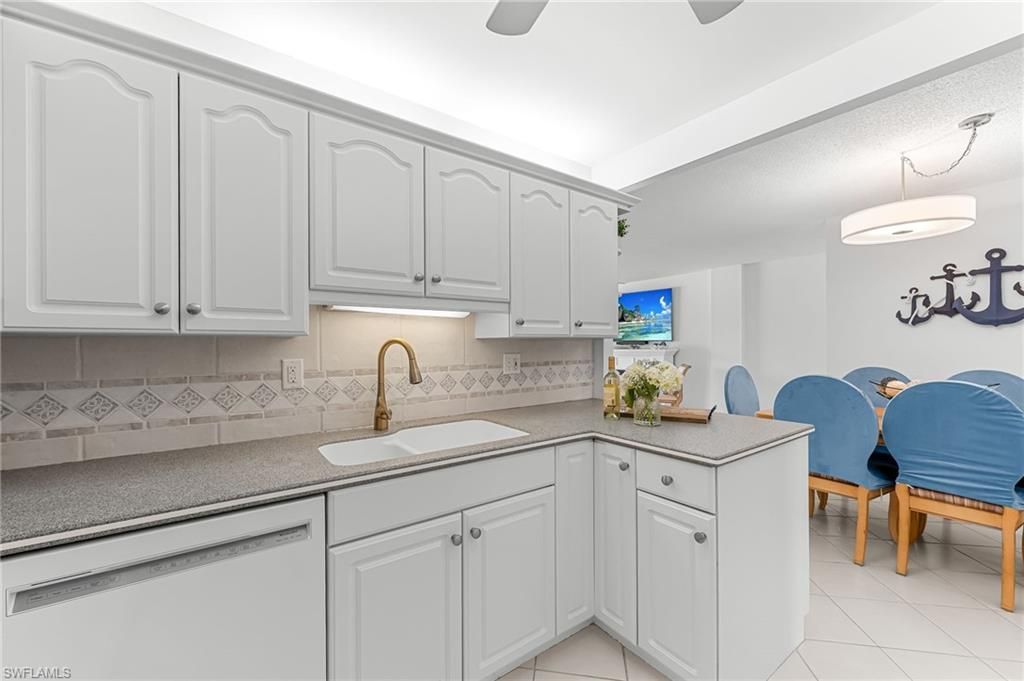 1977 Gulf Shore Blvd N, Unit 204, Naples, FL 34102 Photo