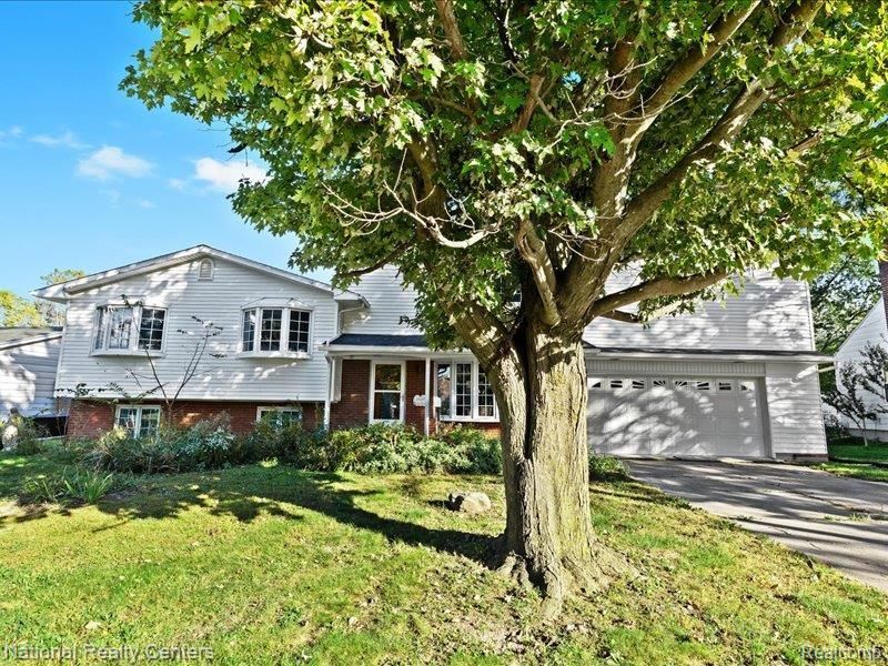 33195 Swallow Drive, Rockwood, MI 48173 Main Photo