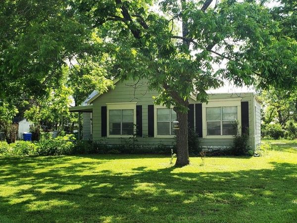 2105 North DR, Taylor, TX 76574