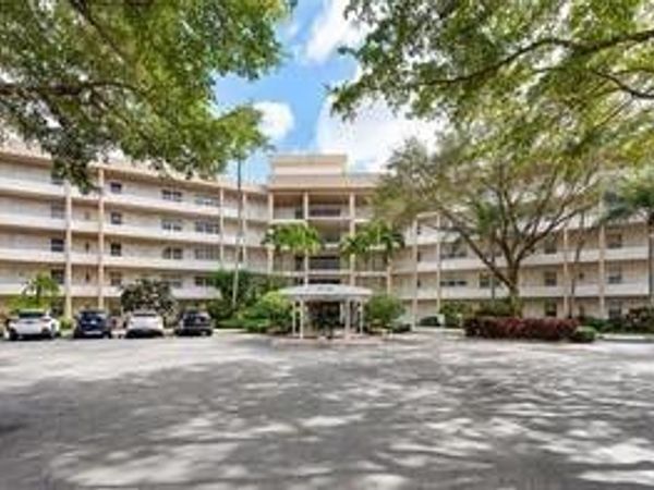 3800 Oaks Clubhouse Drive, Unit 110, Pompano Beach, FL 33069