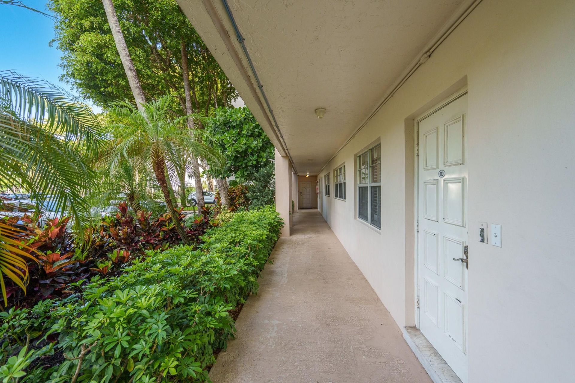 3800 Oaks Clubhouse Drive, Unit 110, Pompano Beach, FL 33069 Photo