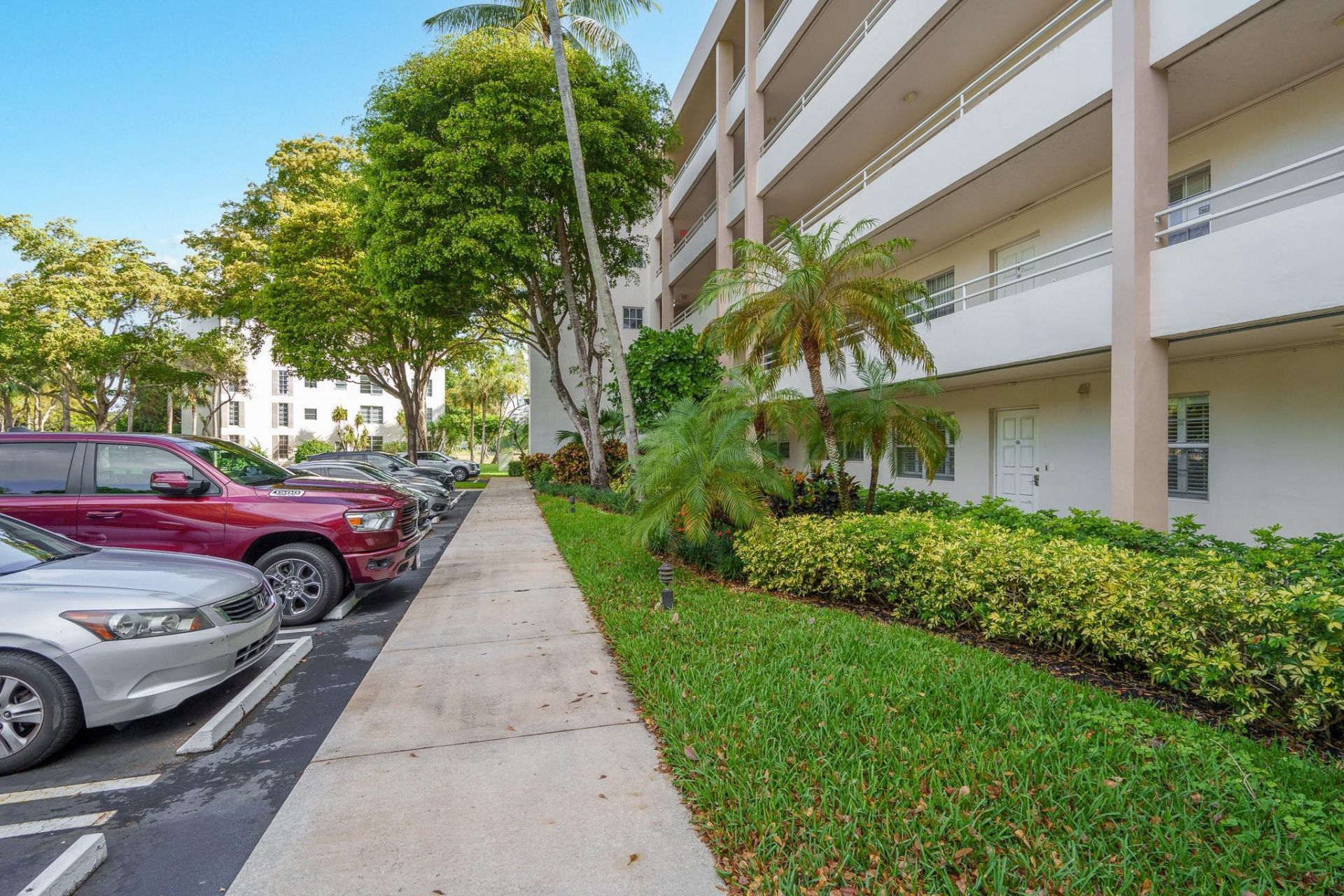 3800 Oaks Clubhouse Drive, Unit 110, Pompano Beach, FL 33069 Photo