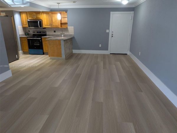 13700 SW 62nd St, Unit 204, Miami, FL 33183