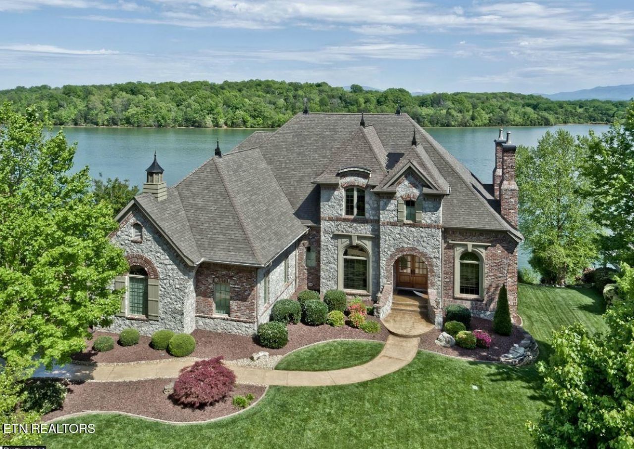 195 Rock Point Drive, Vonore, TN 37885 Main Photo