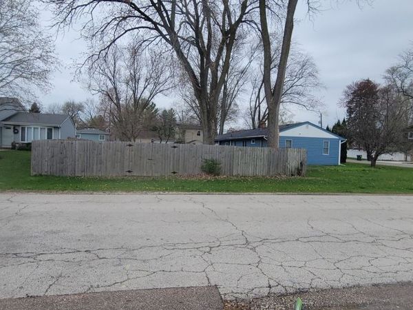 27 Wilbur Avenue, Warrenville, IL 60555