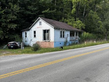 910 KY-466 , Bevinsville, KY 41606