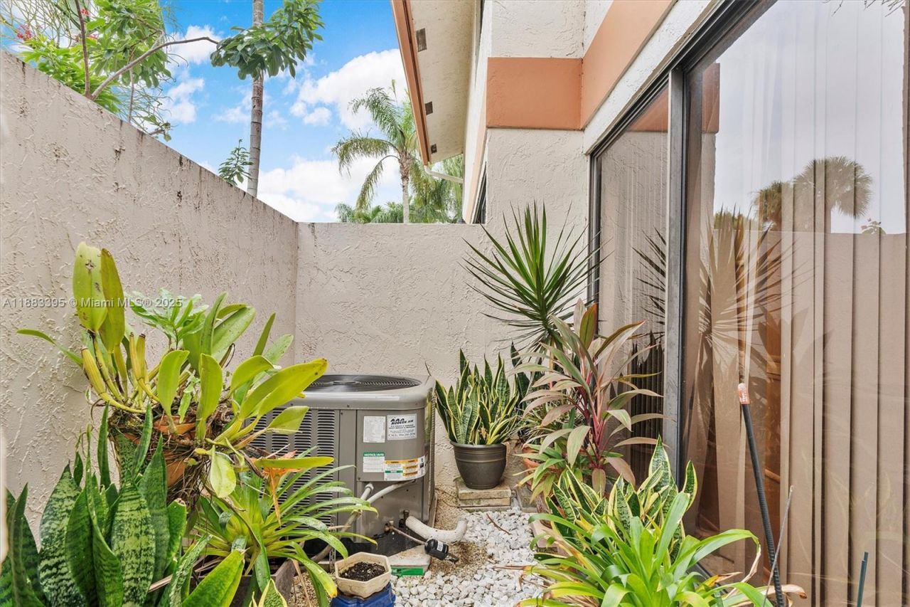 4347 SW 70th Ter, Davie, FL 33314 Photo