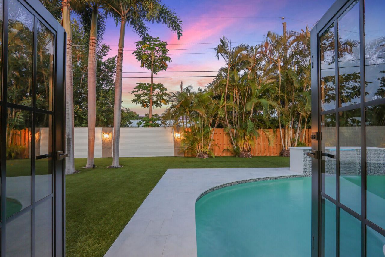 391 W Riverside Drive, Tequesta, FL 33469 Photo