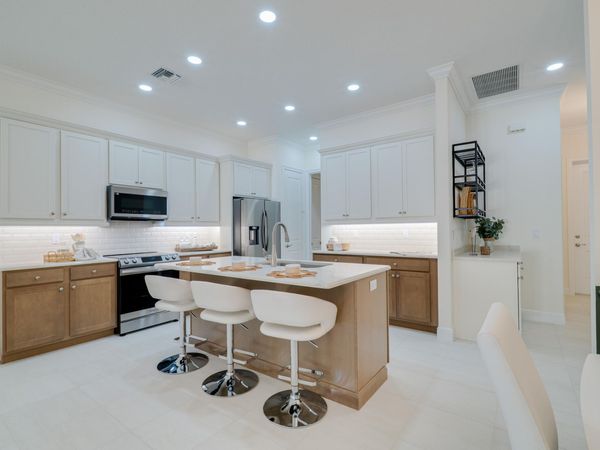 2005 Bridgepointe Circle, Unit 98, Vero Beach, FL 32967