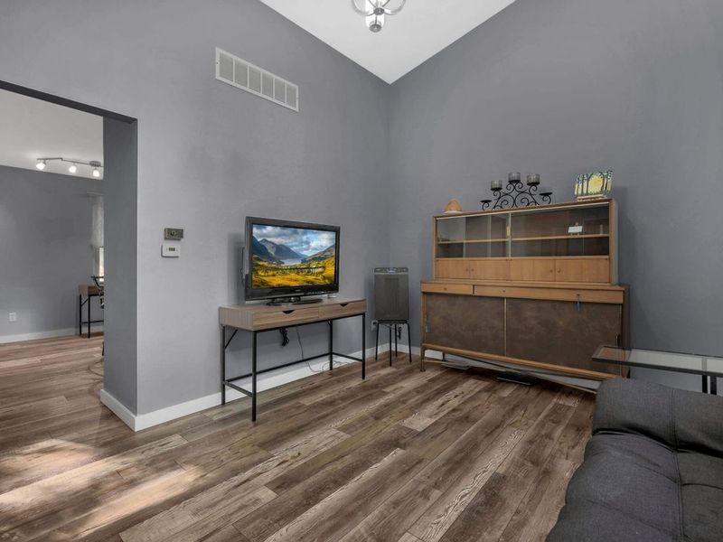 1495 W Choctaw Drive, London, OH 43140 Photo 5