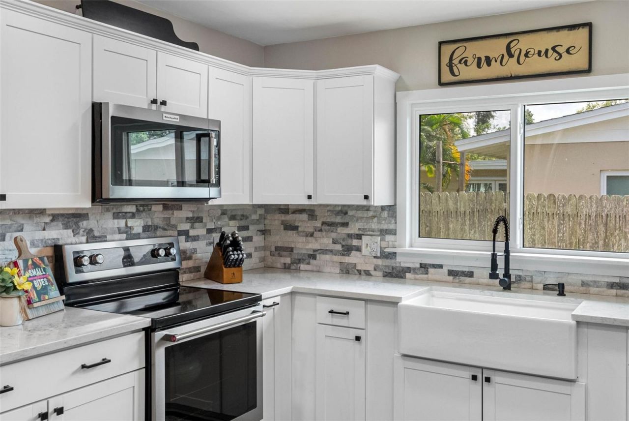 237 Mineola Drive E, Belleair Bluffs, FL 33770 Photo