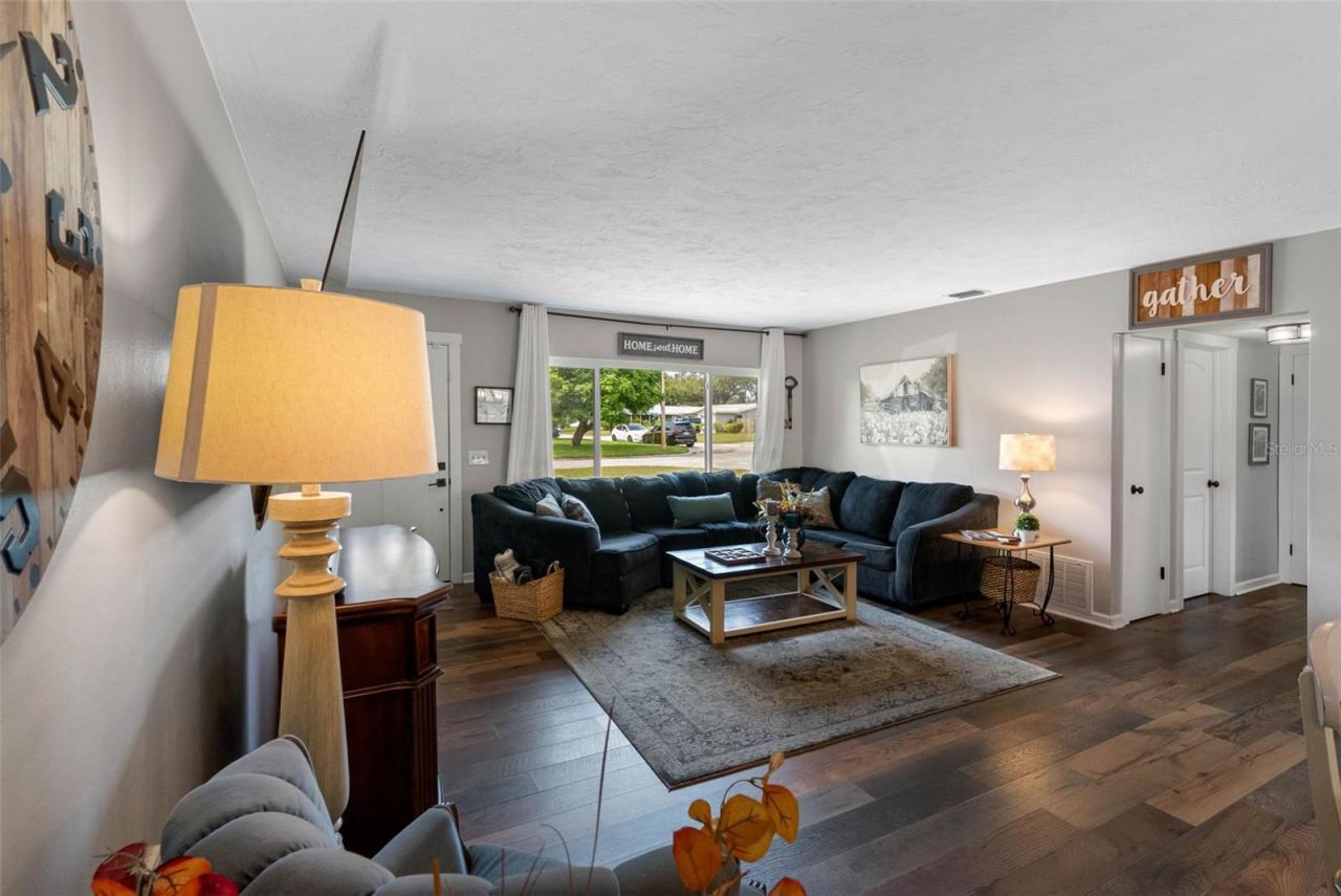 237 Mineola Drive E, Belleair Bluffs, FL 33770 Photo