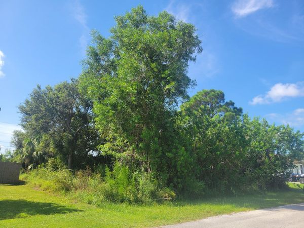 474 SW Kaabe Avenue, Port Saint Lucie, FL 34953