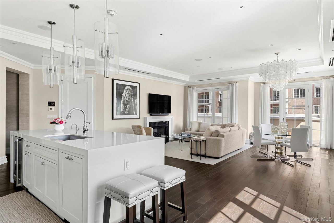 6000 Royal Court, Unit 6012, North Hills, NY 11040 Main Photo