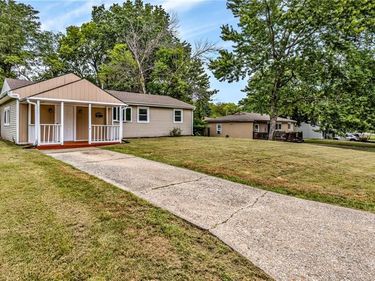 810 NE 62nd Street, Gladstone, MO 64118