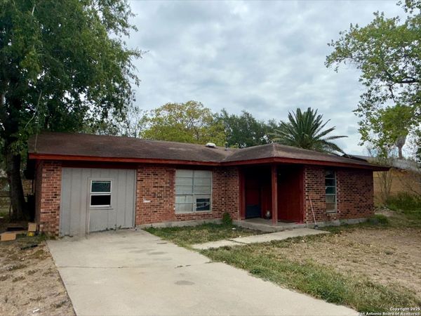 805 Continental Dr, Three Rivers, TX 78071