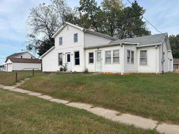 900 NE 2nd Avenue, Independence, IA 50644