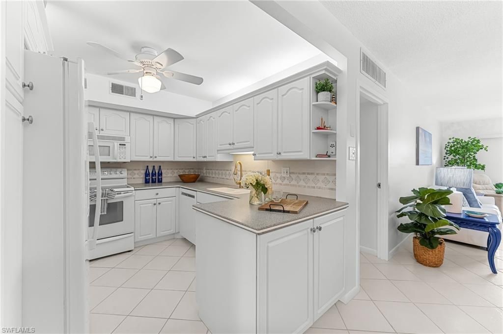 1977 Gulf Shore Blvd N, Unit 204, Naples, FL 34102 Photo