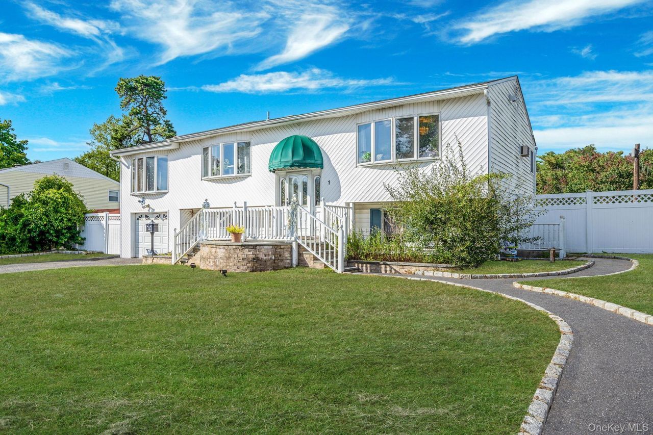 1 Winthrop Street, Islip, NY 11751 Main Photo