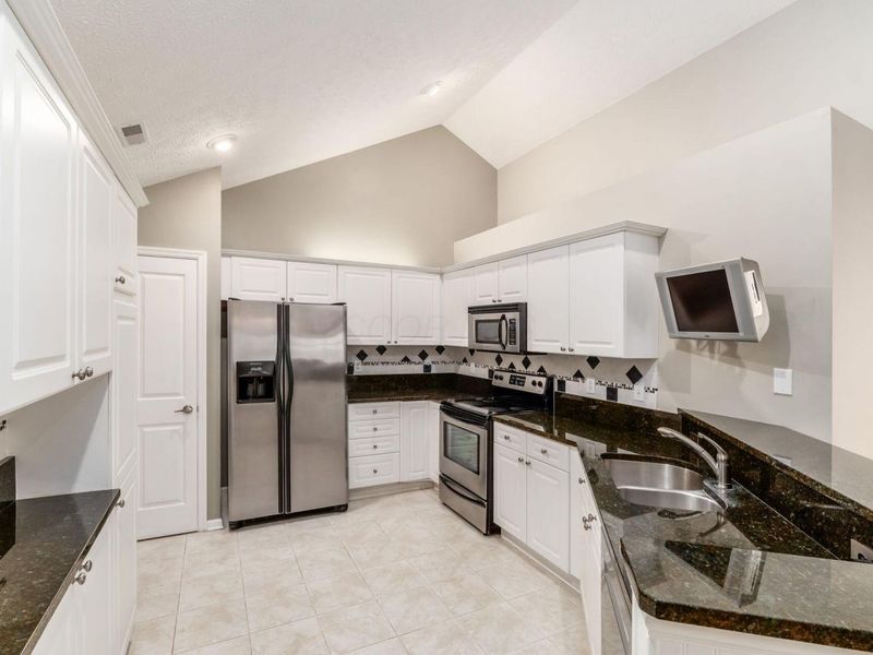 6516 Lakeview Circle, Canal Winchester, OH 43110 Photo 13