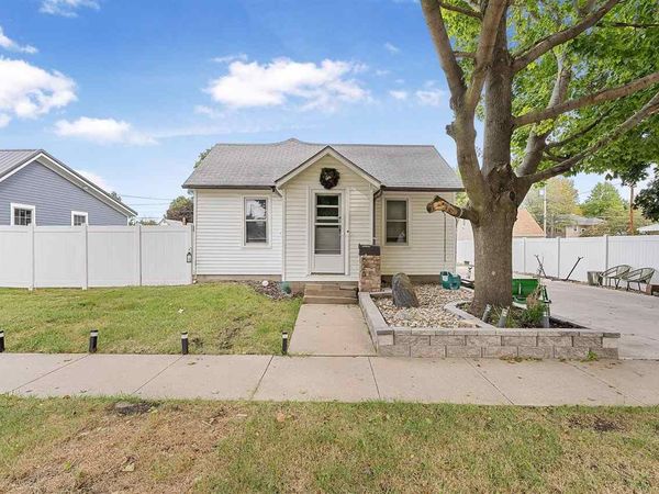 626 E Madison St, Washington, IA 52353
