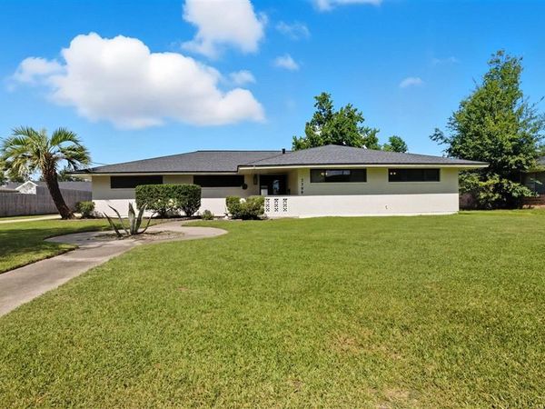 2200 Barbe Court, Lake Charles, LA 70601