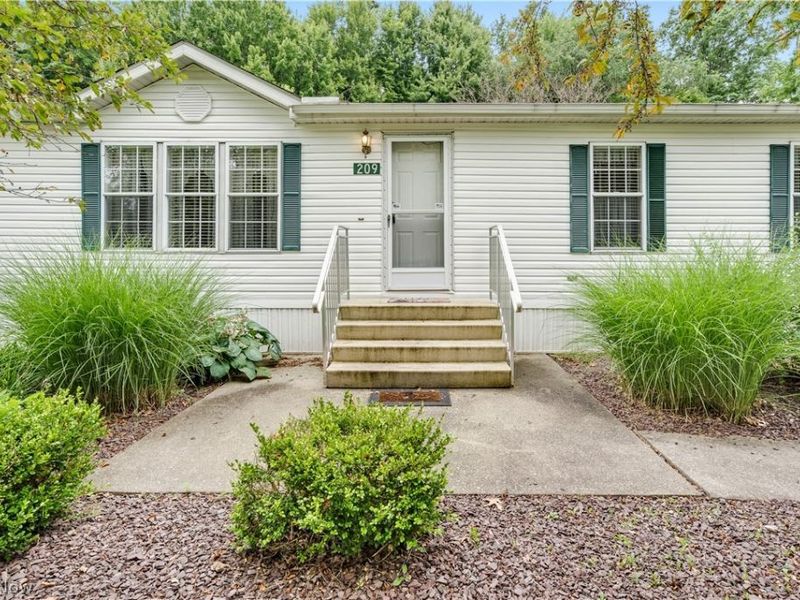 209 Wyngate Drive, Brookfield Township, OH 44403 Photo 2