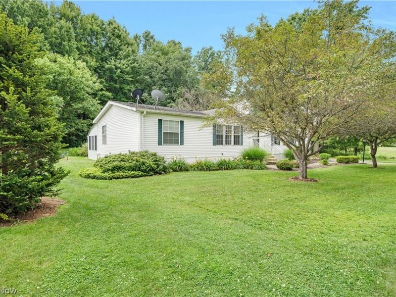 209 Wyngate Drive, Brookfield Township, OH 44403 Photo 5