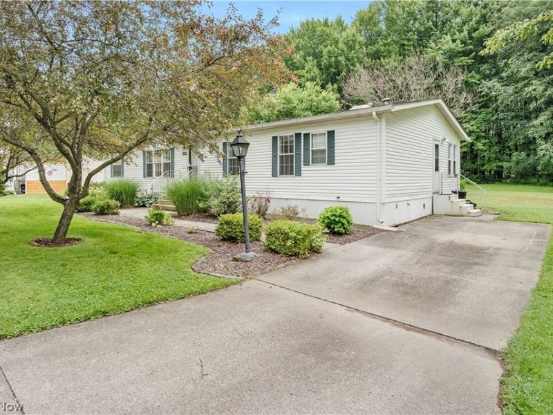 209 Wyngate Drive, Brookfield Township, OH 44403 Photo 8