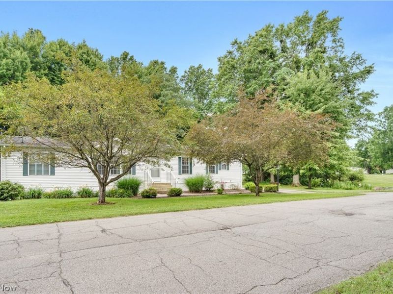 209 Wyngate Drive, Brookfield Township, OH 44403 Photo 9