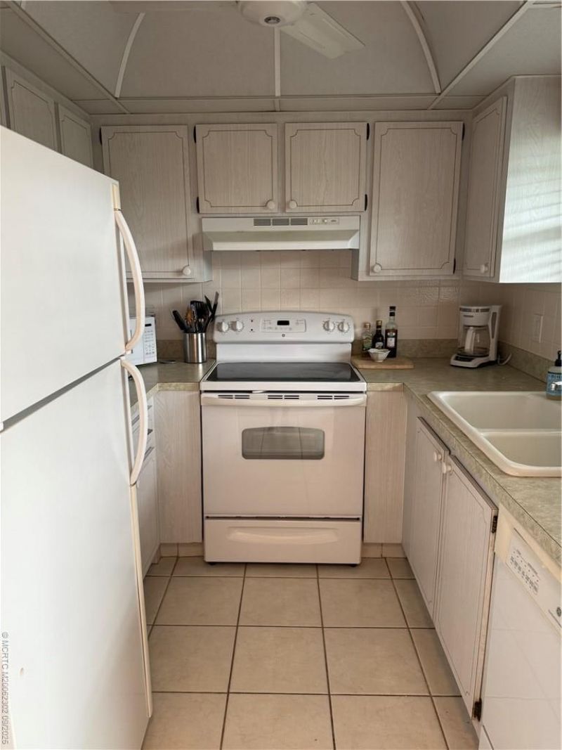 2929 SE Ocean Boulevard, Unit 8, Stuart, FL 34996 Photo