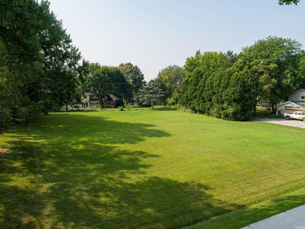 15305 Cascade Dr, Elm Grove, WI 53122
