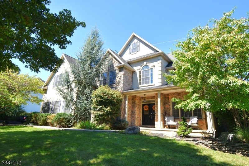 2142 Fieldstone Dr, Pennsylvania, PA 18015 Main Photo