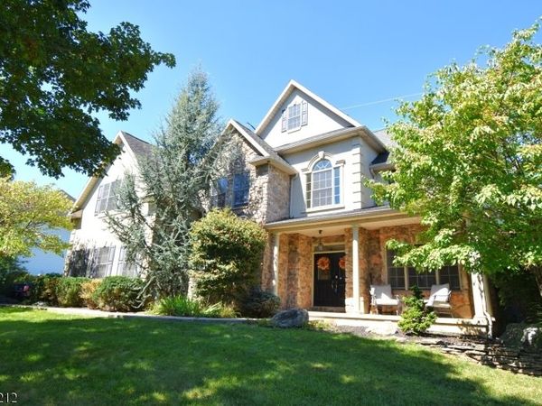 2142 Fieldstone Dr, Pennsylvania, PA 18015