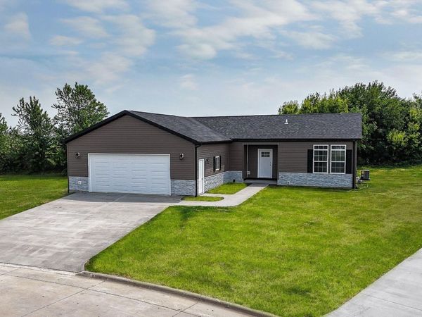 800 Bobcat Avenue, Farley, IA 52046