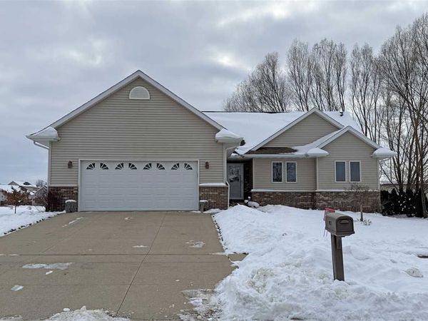 149 Country Club Ct, Anamosa, IA 52205