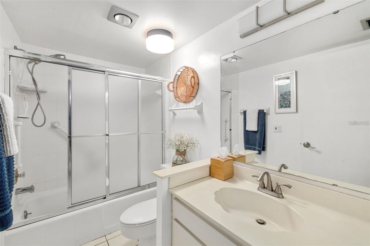7201 Curtiss Avenue, Unit 2D, Sarasota, FL 34231 Photo
